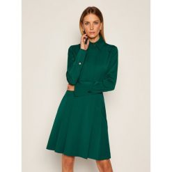 Sukienka codzienna Victoria Victoria Beckham 2420WDR001851A. Zielone sukienki damskie Victoria Victoria Beckham, na co dzień, bez wzorów, bez kołnierzyka, bez rękawów, proste. Za 2049,00 zł.