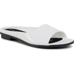 Klapki KEDDO - 807311/93-03E White. Białe klapki damskie Keddo, bez wzorów, ze skóry ekologicznej, bez obcasa, na obcasie. W wyprzedaży za 99,00 zł.