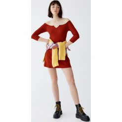 Sukienka mini z prążkowanego materiału z dekoltem łódką. Szare sukienki damskie Pull&Bear, bez wzorów, z dzianiny, bez kołnierzyka, bez rękawów, mini. Za 69,90 zł.