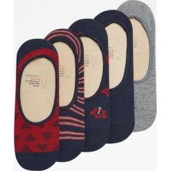 Komplet 5 par niewidocznych skarpetek z nadrukami. Szare skarpetki męskie Pull&Bear, z nadrukiem. Za 49,90 zł.