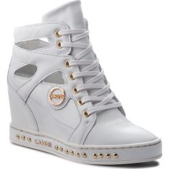 Sneakersy CARINII - B4474 L46-000-000-C98. Białe sneakersy damskie Carinii, z materiału. W wyprzedaży za 249,00 zł.