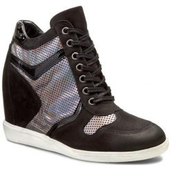 Sneakersy CARINII - B3344 Samuel 04/Lakier Czarny/Wenus Lustro K.Ciem. Szare sneakersy damskie Carinii, bez wzorów, ze skóry, bez obcasa, na obcasie, bez zapięcia. W wyprzedaży za 219,00 zł.