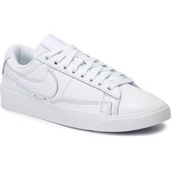 Buty NIKE - Blazer Low Le AV9370 111 White/White/White. Białe półbuty damskie Nike, bez wzorów, ze skóry, bez obcasa, na płaskiej podeszwie, bez zapięcia. W wyprzedaży za 269,00 zł.