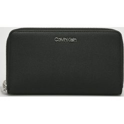 Calvin Klein - Portfel. Czarne portfele damskie marki Calvin Klein, ze skóry ekologicznej. Za 299,90 zł.