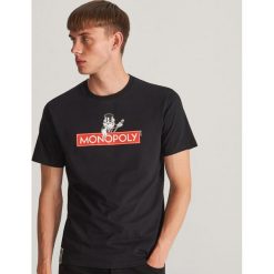 T-shirt z nadrukiem Monopoly - Czarny. Czarne t-shirty męskie Reserved, xl, z nadrukiem, bez kołnierzyka. Za 49,99 zł.