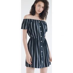 Sukienka cold shoulder z guzikami -. Sukienki damskie Sinsay, s, bez wzorów, bez kołnierzyka, bez rękawów. W wyprzedaży za 39,99 zł.
