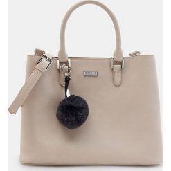 Torebka city bag z puszystym brelokiem - Kremowy. Białe torebki klasyczne damskie Mohito, bez wzorów, z breloczkiem. Za 139,99 zł.