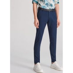 Spodnie skinny z paskiem - Granatowy. Niebieskie spodnie męskie Reserved, m, bez wzorów. Za 149,99 zł.