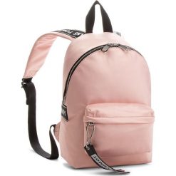 Plecak TOMMY JEANS - Logo Min AUAU00186 640. Różowe plecaki męskie Tommy Jeans, bez wzorów, z jeansu. W wyprzedaży za 279,00 zł.