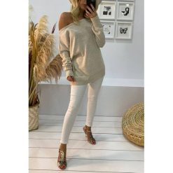 Damska bluzka FENIDA BEIGE. Brązowe bluzki damskie IVET, bez wzorów, eleganckie, bez kołnierzyka, bez rękawów. W wyprzedaży za 39,00 zł.
