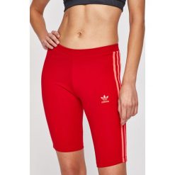 Adidas Originals - Szorty. Czerwone spodenki sportowe damskie adidas Originals, bez wzorów, z bawełny, sportowe. W wyprzedaży za 89,90 zł.