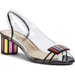 Sandały AZURÉE - Malin 9HMU Vernis Noir/Motif Multi 02. Białe klapki damskie Azurée, bez wzorów, z tworzywa sztucznego, bez obcasa. W wyprzedaży za 619,00 zł.