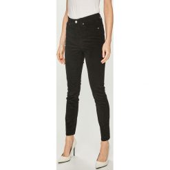 Calvin Klein Jeans - Spodnie. Czarne jeansy damskie Calvin Klein Jeans, bez wzorów, z elastanu, casualowe. W wyprzedaży za 299,90 zł.