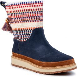Śniegowce TOMS - Makenna 10014152 Navy. Niebieskie kozaki damskie Toms, na zimę, ze skóry, bez obcasa, bez zapięcia. W wyprzedaży za 379,00 zł.