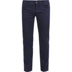 Spodnie męskie: Spodnie JECKERSON BROKEN TWILL Granatowy