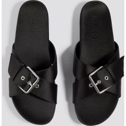 NA-KD Shoes Satynowe klapki z klamrami - Black. Czarne chodaki damskie NA-KD Shoes, w paski, z satyny. Za 121,95 zł.