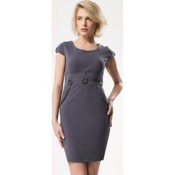 Szara Sukienka Service. Szare sukienki damskie Born2be, do pracy, xl, bez wzorów, eleganckie, z okrągłym kołnierzem, bez rękawów, mini, dopasowane. Za 34,99 zł.