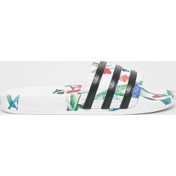 Adidas Originals - Klapki. Klapki damskie adidas Originals, bez wzorów, z materiału, bez obcasa, na płaskiej podeszwie. W wyprzedaży za 149,90 zł.