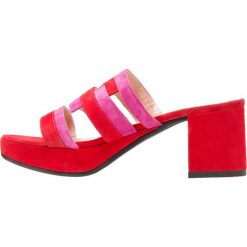 Erika Rocchi Klapki oleandro/scarlett. Czerwone chodaki damskie Erika Rocchi, z materiału. W wyprzedaży za 369,00 zł.