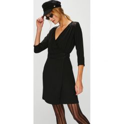 Answear - Sukienka. Czarne sukienki damskie ANSWEAR, na co dzień, s, z haftami, z poliesteru, casualowe, bez kołnierzyka, bez rękawów, mini, proste. W wyprzedaży za 89,90 zł.