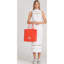 SUKIENKA VERSACE JEANS. Białe sukienki damskie Versace Jeans, na imprezę, z haftami, z elastanu, z włoskim kołnierzykiem, bez rękawów, midi, dopasowane. Za 899,40 zł.