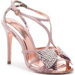 Sandały TED BAKER - Arayi 9-18504 Pink Blossom. Różowe klapki damskie Ted Baker, z aplikacjami, ze skóry, bez obcasa, na obcasie. Za 859,00 zł.