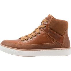 Bullboxer Tenisówki i Trampki wysokie cognac. Brązowe trampki dziewczęce marki Bullboxer, ze skóry. W wyprzedaży za 254,25 zł.