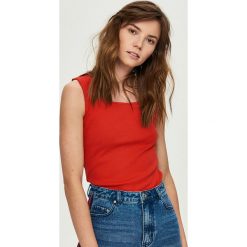 Top basic - Czerwony. Czerwone topy damskie marki Sinsay, s, bez wzorów, bez kołnierzyka. Za 7,99 zł.