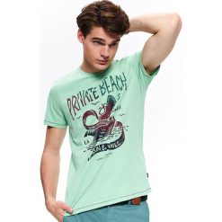T-shirt z wakacyjnym nadrukiem. Zielone t-shirty męskie Top Secret, na zimę, xxl, z nadrukiem, z bawełny, wakacyjne, bez kołnierzyka, krótkie. W wyprzedaży za 19,99 zł.