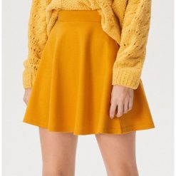 Rozkloszowana spódnica basic - Żółty. Żółte spódniczki damskie Sinsay, s, bez wzorów, rozkloszowane. Za 29,99 zł.