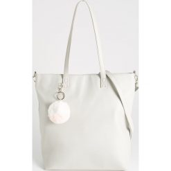 Torba shopper z pomponem - Jasny szar. Szare torby damskie na zakupy Sinsay, bez wzorów, z pomponami. Za 59,99 zł.