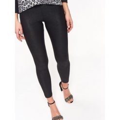 BŁYSZCZĄCE LEGGINSY. Czarne legginsy damskie Top Secret, l, bez wzorów, ze skóry. W wyprzedaży za 29,99 zł.