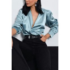 Body - bluzka TERSA SKY. Niebieskie bluzki damskie Body - bluzka TERSA SKY, s, bez wzorów, eleganckie, bez kołnierzyka, bez rękawów. W wyprzedaży za 59,00 zł.