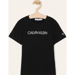 Calvin Klein Jeans - T-shirt dziecięcy 104-176 cm. Szare t-shirty chłopięce Calvin Klein Jeans, z nadrukiem, z bawełny, bez rękawów. W wyprzedaży za 99,90 zł.