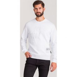 BLUZA Versace Jeans Couture. Białe bluzy męskie Versace Jeans Couture, m, z haftami, z jeansu, z okrągłym kołnierzem, bez rękawów, bez kaptura. Za 527,45 zł.
