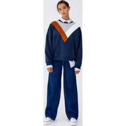 Bluza z panelami w szpic w trzech kolorach. Niebieskie bluzy damskie Pull&Bear, bez wzorów, bez rękawów, bez kaptura. Za 89,90 zł.