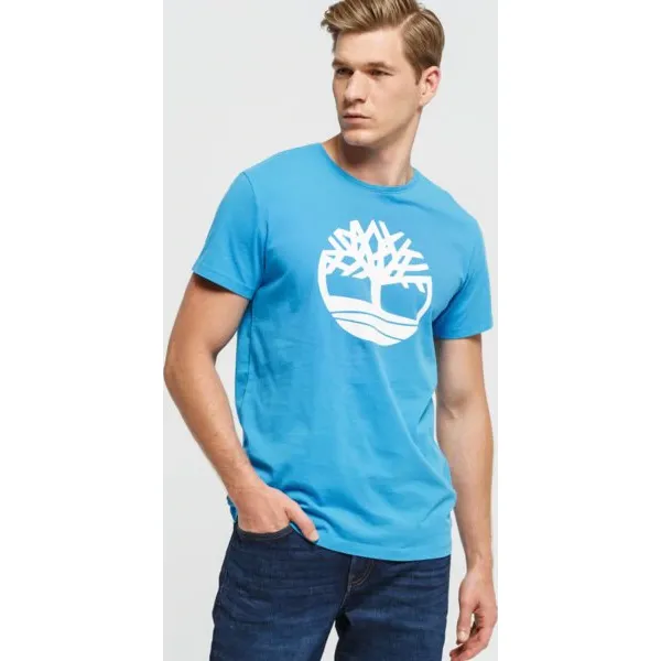 Timberland Koszulka Ss Kennebec River Brand Tee Tree , niebieski, rozmiar S. Niebieskie koszulki męskie Timberland, s, z nadrukiem, z bawełny, klasyczne, z okrągłym kołnierzem, bez rękawów. W wyprzedaży za 119,99 zł.