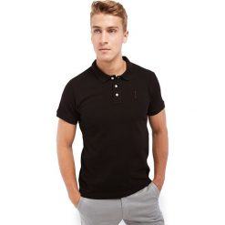Koszulka polo w kolorze czarnym. Czarne koszulki męskie Polo Club Men, xl, z haftami, z bawełny, polo, bez rękawów. W wyprzedaży za 82,95 zł.