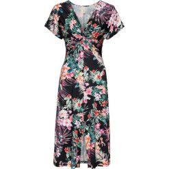 Sukienka kopertowa bonprix w kwiaty. Czarne sukienki damskie bonprix, z nadrukiem, z elastanu, eleganckie, bez kołnierzyka, bez rękawów, kopertowe. Za 134,99 zł.