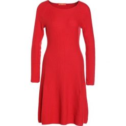 BOSS CASUAL IESIBELLA Sukienka dzianinowa medium red. Czerwone sukienki dzianinowe BOSS Casual, na co dzień, s, casualowe. Za 719,00 zł.