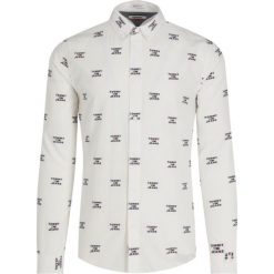Koszula Tommy Jeans Novelty Dossy DM0DM06934. Białe koszule męskie Tommy Jeans, m, bez wzorów, z bawełny, casualowe, bez kołnierzyka, bez rękawów. W wyprzedaży za 289,00 zł.