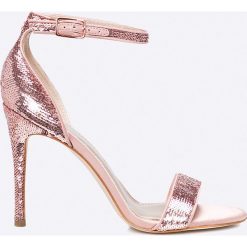 Guess Jeans - Sandały Karlily2. Różowe sandały damskie Guess Jeans, z aplikacjami, z jeansu, bez obcasa, na obcasie, na klamry. W wyprzedaży za 269,90 zł.