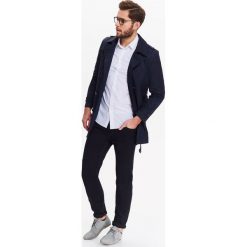 Koszula męska slim fit z nadrukiem i kołnierzem typu small kent. Białe koszule męskie Top Secret, na lato, m, z nadrukiem, eleganckie, z kontrastowym kołnierzykiem, bez rękawów. W wyprzedaży za 39,99 zł.