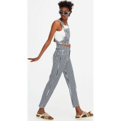 Jeansy o prostym kroju z wysokim stanem w paski. Niebieskie spodnie damskie z wysokim stanem marki Pull & Bear, z podwyższonym stanem. Za 59,90 zł.