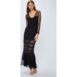 Guess Jeans - Sukienka Florence. Czarne sukienki damskie Guess Jeans, na co dzień, s, z aplikacjami, z elastanu, casualowe, bez kołnierzyka, bez rękawów, maxi, proste. W wyprzedaży za 399,90 zł.