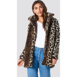 NA-KD Trend Kurtka ze sztucznym futrem Leo - Brown. Brązowe bomberki damskie NA-KD Trend. Za 364,95 zł.