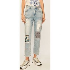 Desigual - Jeansy Smith. Niebieskie jeansy damskie Desigual, z podwyższonym stanem. Za 499,90 zł.