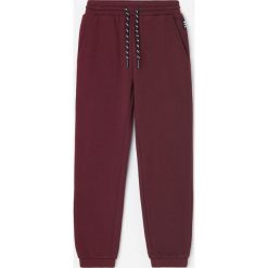 Spodnie dresowe - Fioletowy. Fioletowe spodnie męskie Reserved, bez wzorów, z dresówki. Za 39,99 zł.