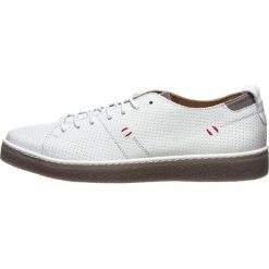 Skórzane sneakersy w kolorze białym. Białe sneakersy męskie Otto Kern, na sznurówki. W wyprzedaży za 299,95 zł.