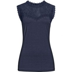 Top z koronką bonprix ciemnoniebieski. Niebieskie bluzki damskie bonprix, w koronkowe wzory, z koronki, bez kołnierzyka, bez rękawów. Za 74,99 zł.